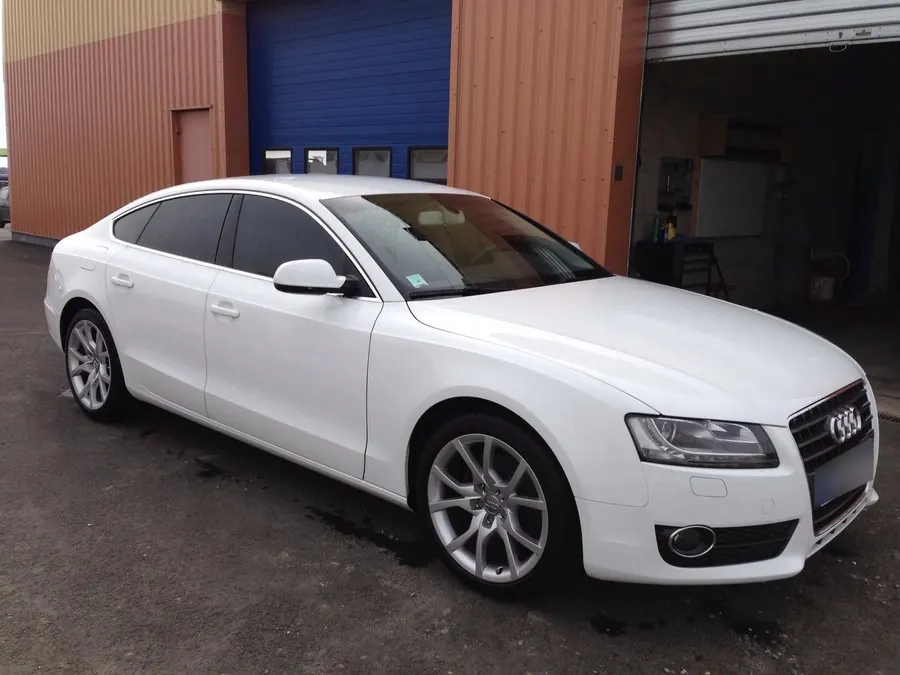 Audi A5 Sportback blanche, vue avant, vitres teintées par DarkTeinte