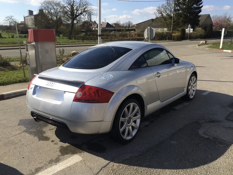 Audi TT avec vitres arrière teintées par DarkTeinte