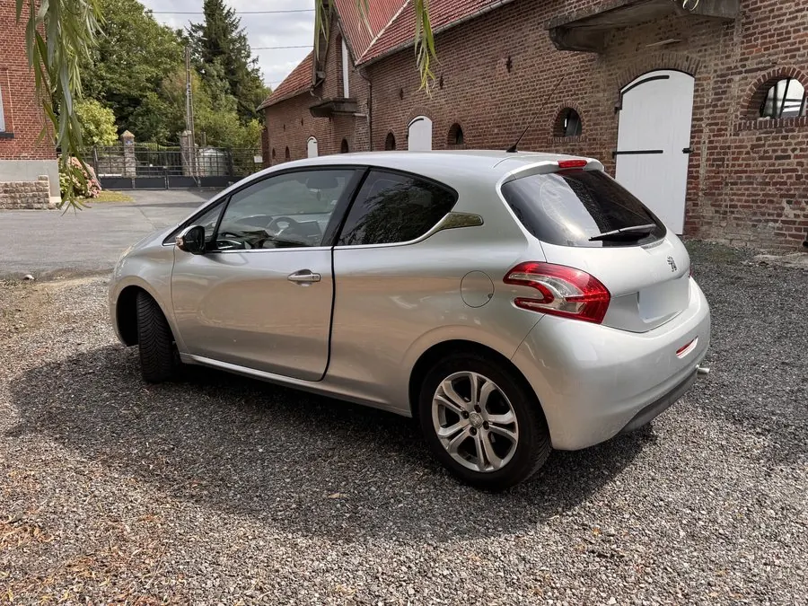 Peugeot 208 avec vitres teintées par DarkTeinte